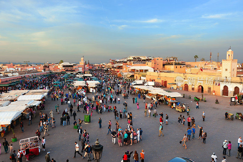 日落Djemaa El Fna广场与库图比亚清真寺，马拉喀什，摩洛哥